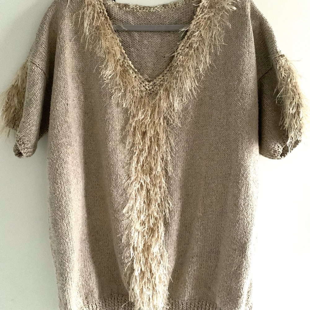 Awesome vintage sweater with feather like detail- Size XL